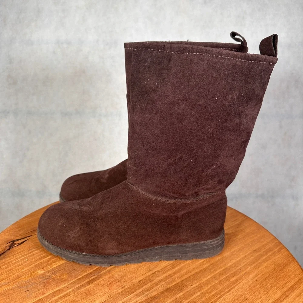 Muk Luks Faux Suede Boots Womens Size 8 Brown Good Knit Lined Mid Calf Pull On
